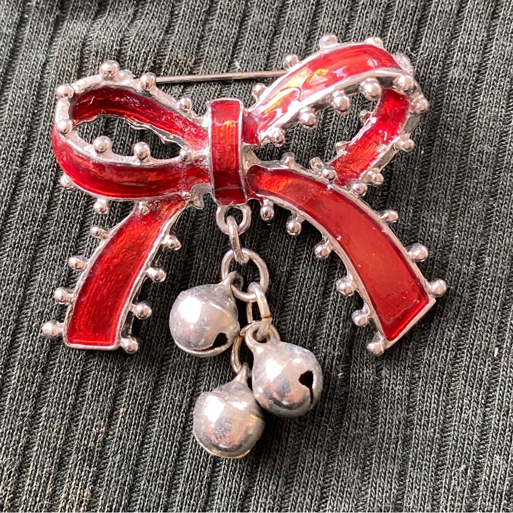 Holiday bow brooch